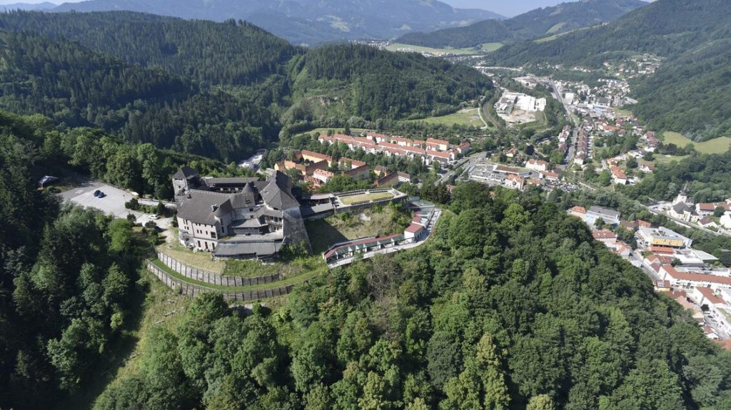 Burg Oberkapfenberg mit Greifvogelschau – mittelalterliche Burganlage in der Hochsteiermark aus der Vogelperspektive